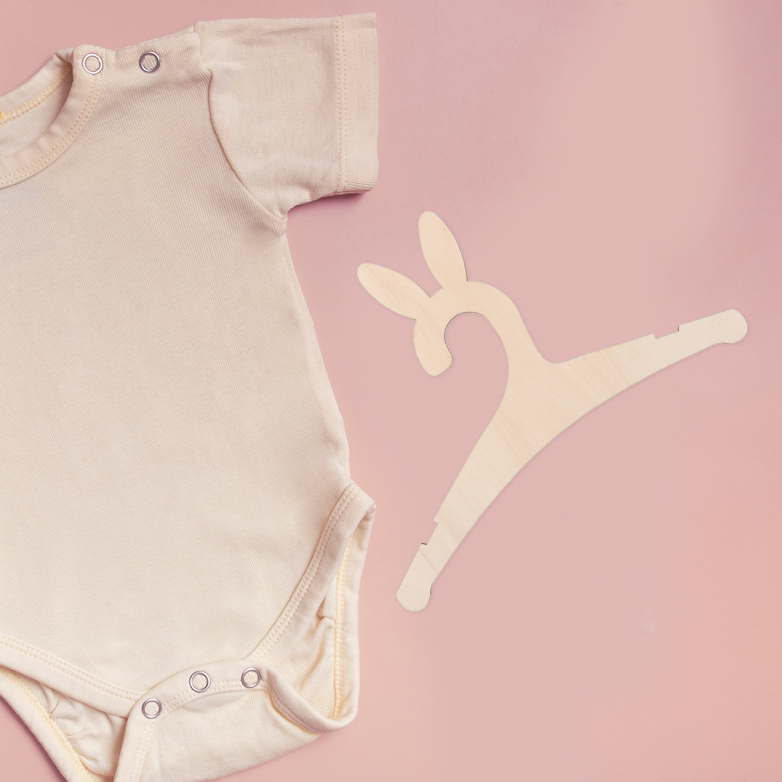 5 قطع من علاقات الملابس الخشبي - مراجعة Baby Nursery Themes وسعره