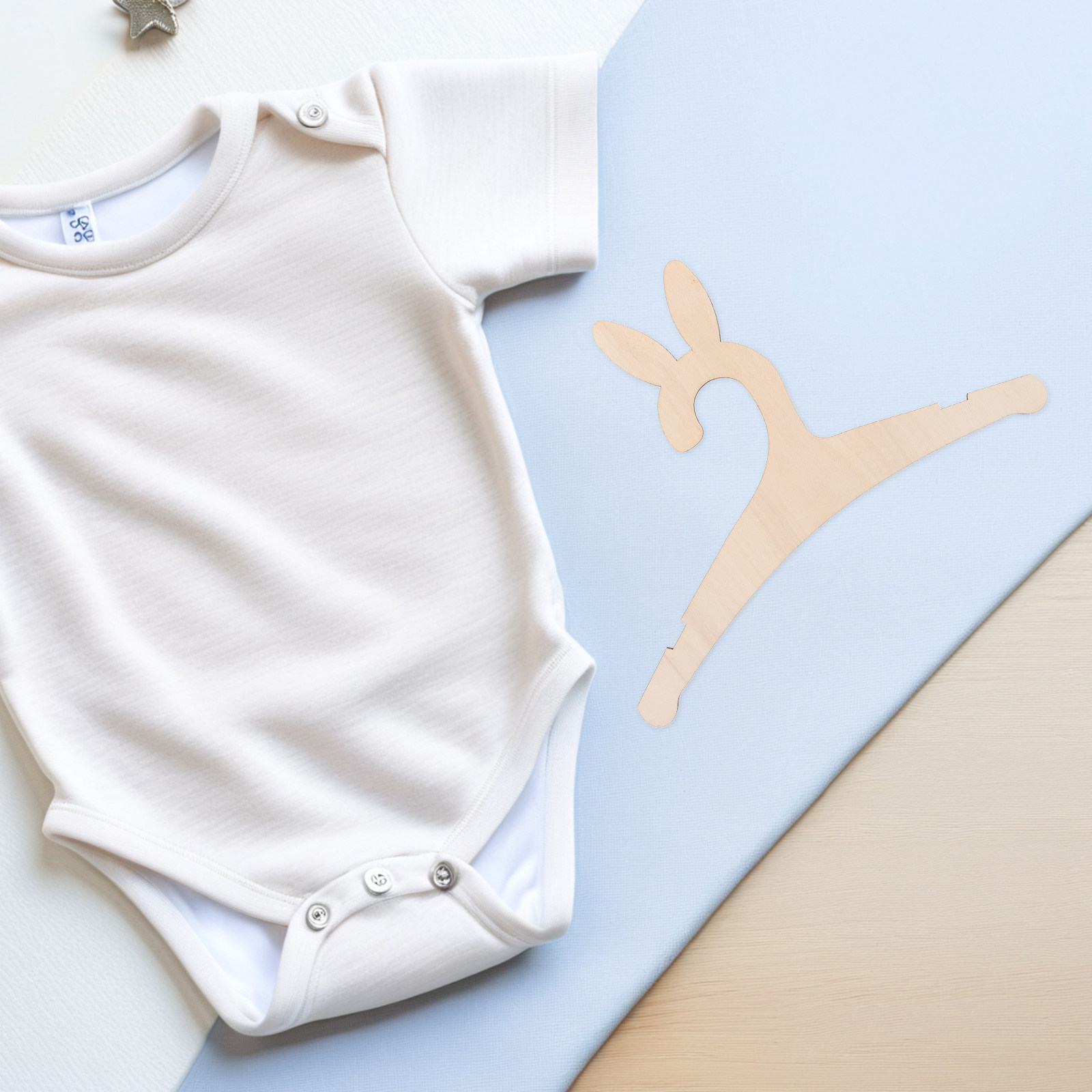 5 قطع من علاقات الملابس الخشبي - مراجعة Baby Nursery Themes وسعره